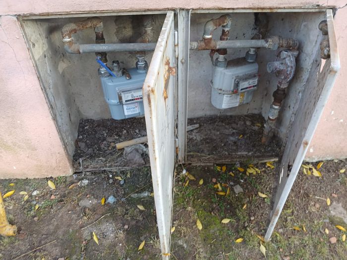 Antes – Gabinete de gas oxidado con medidores Naturgy