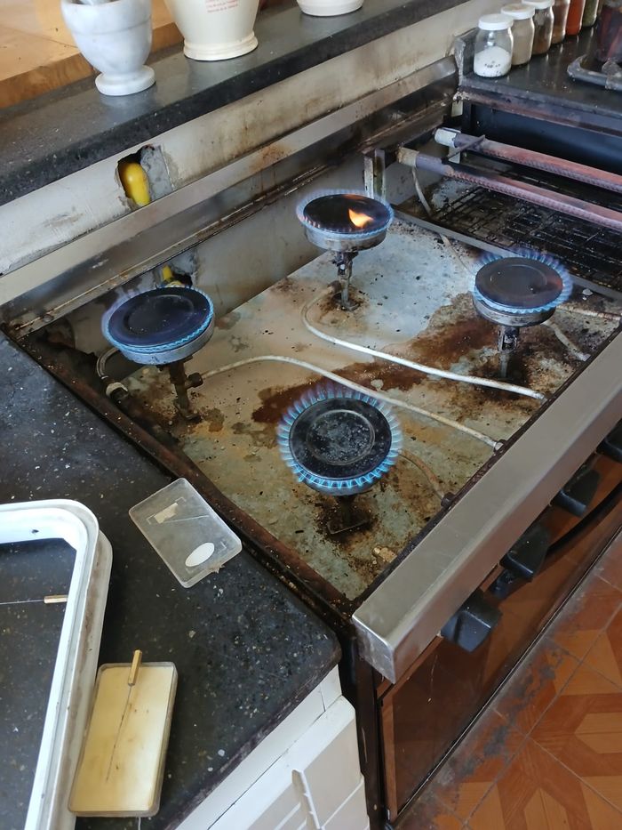 Antes – Cocina comercial con quemadores en mal estado