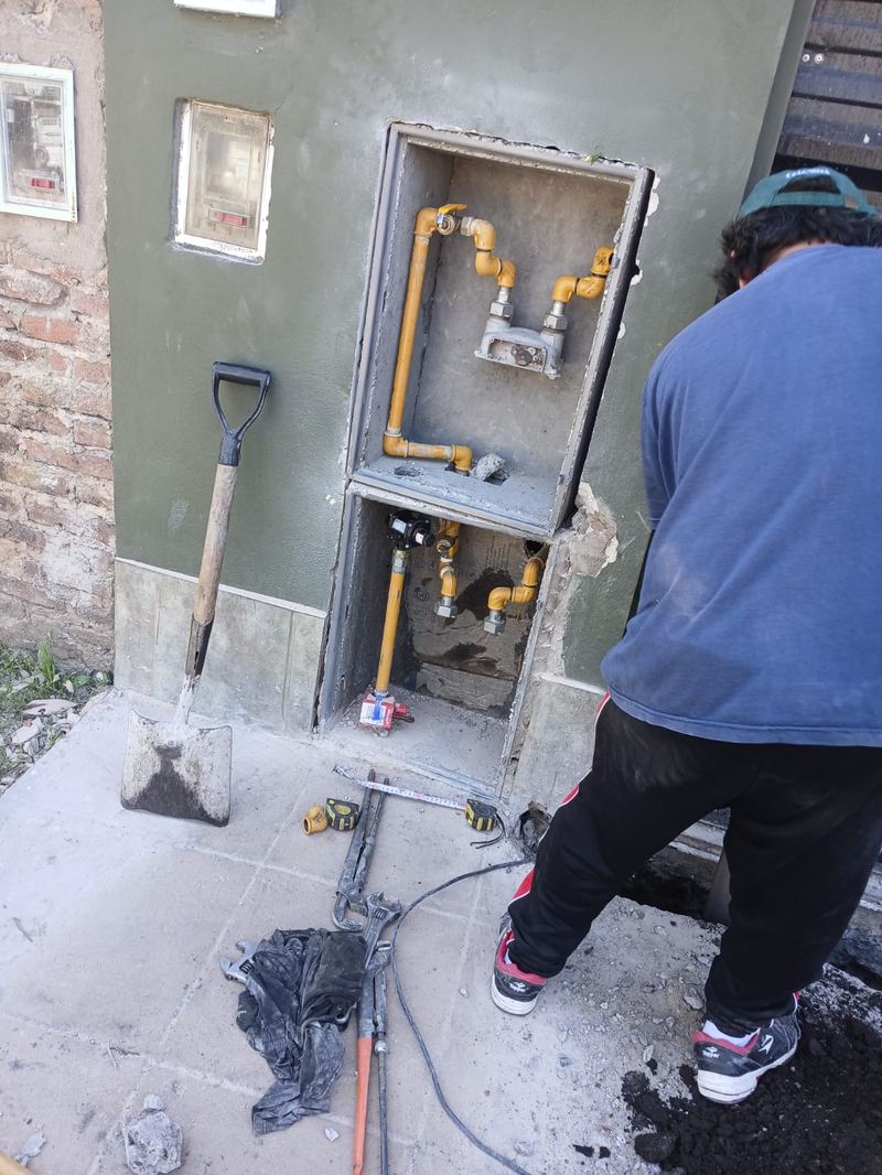 Gasista trabajando en instalación de medidor