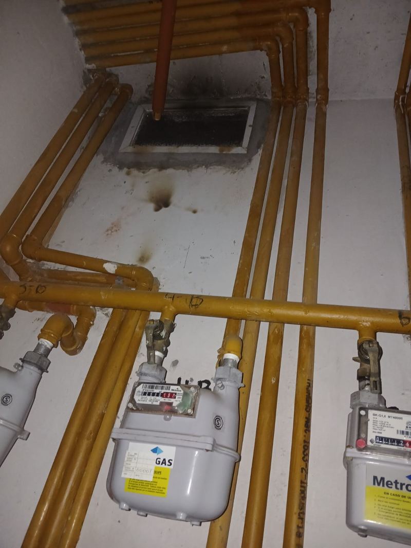 Cocina con llamas azules tras reparación